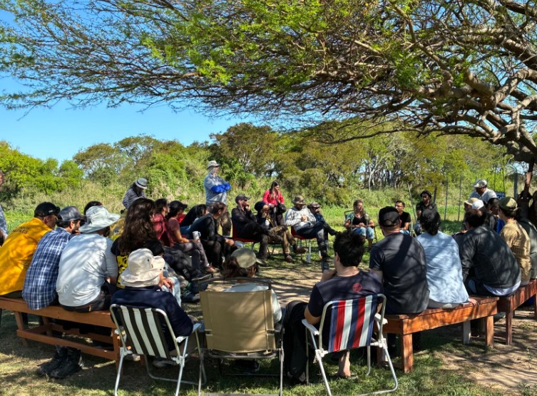 FIRE_ADAPT's tweet photo. 🛥️Field trip #SHArgentina: Visit to the islands of the Paraná river and knowledge exchange with local people.

👉Getting to know the Paraná river fluvial system and  its wedlands. 
👉Learning about the use of fire by a local family.

It's been a very enriching day! Thank you #CarlosRamonell @ZuleicaMarchetti @aylencarrasco4 @UnlFich and @fran10diaz @protcivilstafe 🙌
