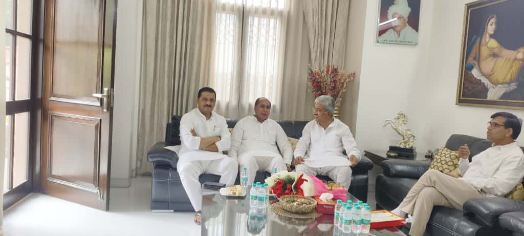 ErMammanKhan's tweet photo. " हार्दिक बधाई एवं शुभकामनाएँ "

आज हरियाणा कांग्रेस के नवनियुक्त प्रदेश अध्यक्ष श्री  राव नरेंद्र जी (पूर्व मंत्री ) से मुलाक़ात कर उन्हें हरियाणा कांग्रेस का प्रदेश अध्यक्ष बनाए जाने पर बधाई दी।

राव साहब का साफ़-सुथरा व्यक्तित्व, लम्बा राजनीतिक अनुभव और जनता से गहरा जुड़ाव निश्चित ही कांग्रेस पार्टी को नई ऊर्जा और मजबूती प्रदान करेगा।

हमें पूरा विश्वास है कि उनके नेतृत्व में हरियाणा कांग्रेस और अधिक सशक्त होकर जनता की आवाज़ बुलंद करेगी!
@RaoNarenderS