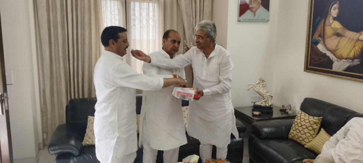 ErMammanKhan's tweet photo. " हार्दिक बधाई एवं शुभकामनाएँ "

आज हरियाणा कांग्रेस के नवनियुक्त प्रदेश अध्यक्ष श्री  राव नरेंद्र जी (पूर्व मंत्री ) से मुलाक़ात कर उन्हें हरियाणा कांग्रेस का प्रदेश अध्यक्ष बनाए जाने पर बधाई दी।

राव साहब का साफ़-सुथरा व्यक्तित्व, लम्बा राजनीतिक अनुभव और जनता से गहरा जुड़ाव निश्चित ही कांग्रेस पार्टी को नई ऊर्जा और मजबूती प्रदान करेगा।

हमें पूरा विश्वास है कि उनके नेतृत्व में हरियाणा कांग्रेस और अधिक सशक्त होकर जनता की आवाज़ बुलंद करेगी!
@RaoNarenderS
