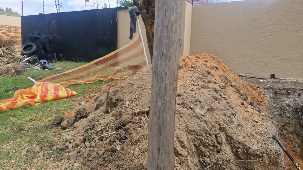 Moin7601's tweet photo. @No_H_in_Ismail @JHBWater @MyBuccleuch Thisb8s the repair work which is being done and Water turned off. @JHBWater please assist and advise. This is JHB Water on site... https://t.co/1ixJKlKXKR