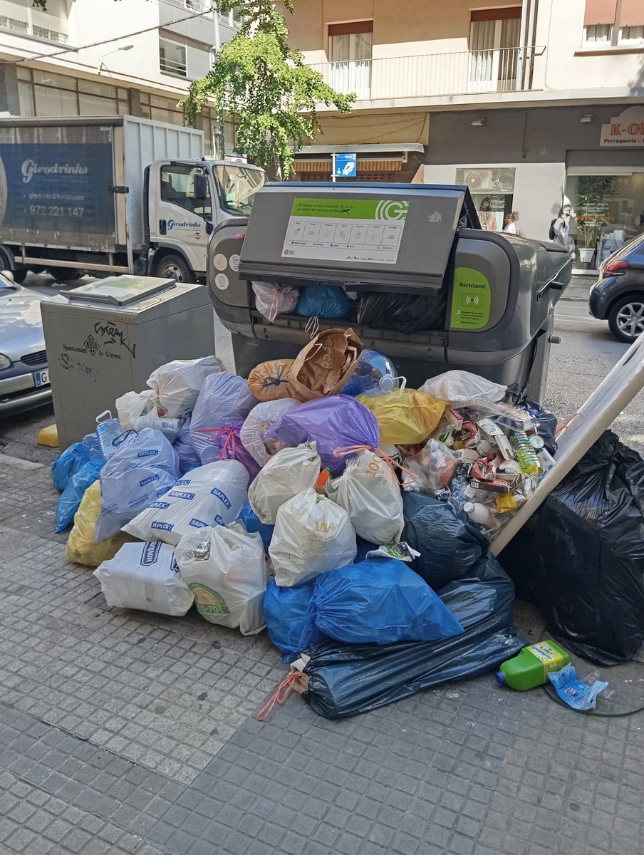 Avui toca recollida de plàstic al carrer de la Creu. El contenidor intel·ligent ha decidit fer vaga de neurones. Potser espera que el camió li faci l’ullet i li digui “t’estimo”. #SmartTrash #GironaNeta
<a href="/alcaldegi/">Alcalde de Girona</a> <a href="/sergicot/">Sergi Cot 🇵🇸</a> <a href="/Girona_Cat/">Ajuntament de Girona</a> <a href="/DiarideGirona/">Diari de Girona</a> 
Hora foto: 12:55