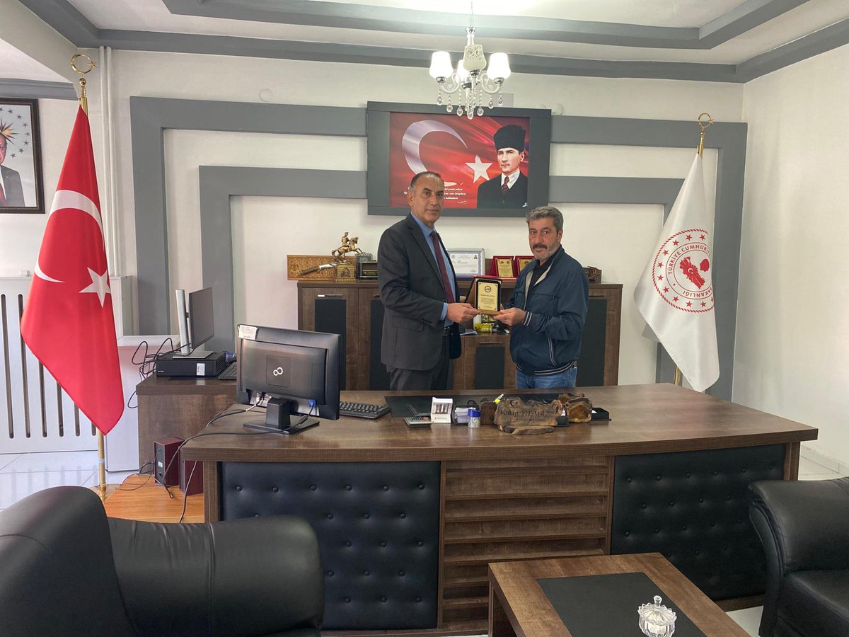 İl Müdürümüz Sn. Vahap YILMAZ; Kemah İlçe Nüfus Müdürlüğünden emekliye ayrılan  Mehmet Yalçın SOYSAL’a,bugüne kadar göstermiş olduğu gayret ve fedakarca çalışmalarından dolayı plaket takdim etti.  Emekli personelimize,bundan sonraki yaşamında sağlık, huzur ve mutluluk dileriz.