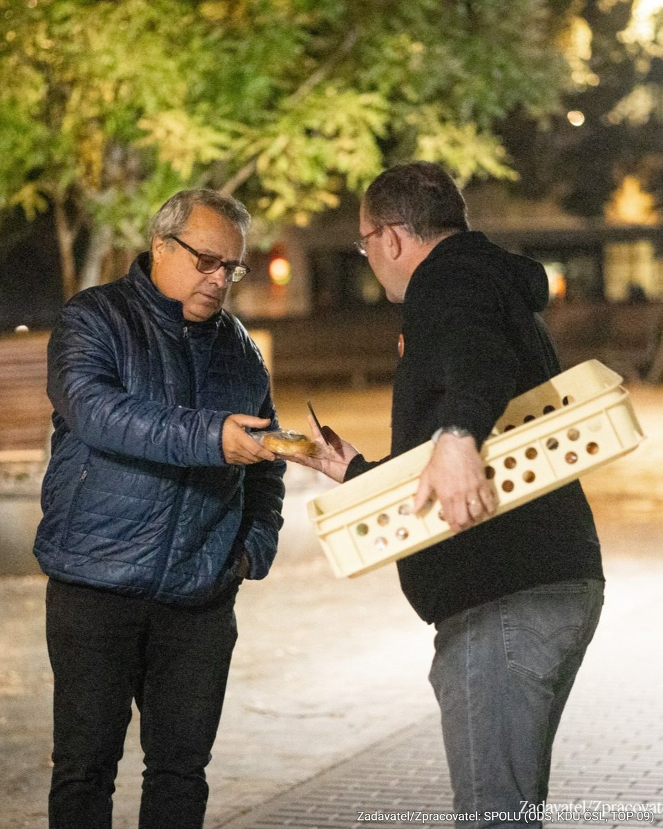 karel_haas's tweet photo. Dnešní hodně brzké ráno🕕🙈😊 v CHRUDIMI, dalších 300 ks rozdaných domácích řemeslných koláčů ze Statku Uhersko🤝 pro Váš hezký den😊, další desítky milých setkání. Díky moc za všechna, díky moc za každé z nich🤝🙏!!!
#ODS #SPOLU #MeziLidmi #Diskuse #Chrudim #Volby2025
@ODScz💙 https://t.co/luyK6kRa57