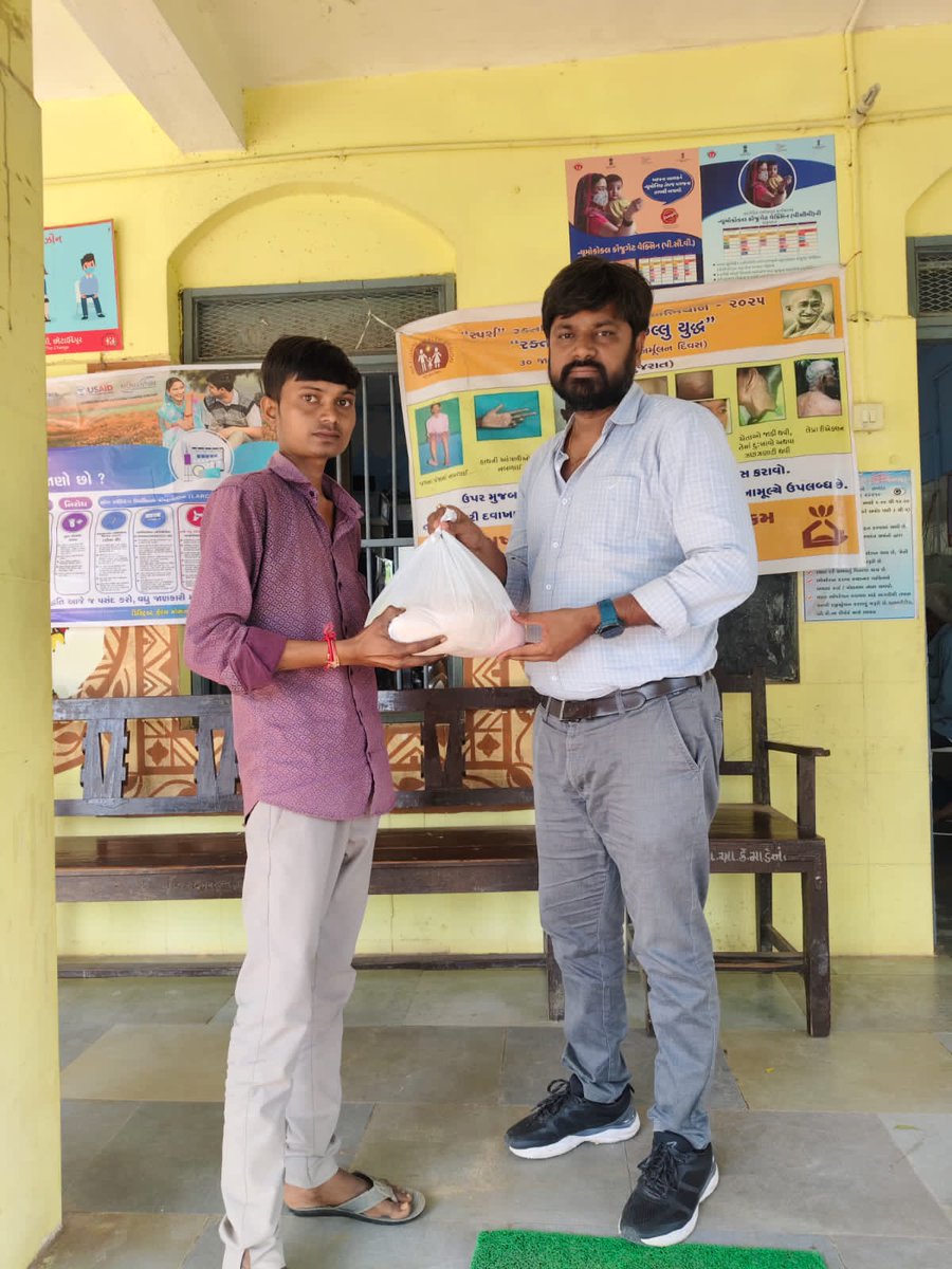 dieco_cu_health's tweet image. આજરોજ તારીખ-૦૧/૧૦/૨૦૨૫ ના રોજ  પટેલ અંકિતા બી. (સી.એચ.ઓ. )AAM-લઢોદ  માકણી પી.એચ.સી.  બોડેલી ના પોતાની  દીકરી હિયાંશી પટેલ  ના ૬ માસ પૂર્ણ થતાં દીકરીના નિમિતે ટી.બી. ના ત્રણ(૩) દર્દીને ૬ માસ સુધી પોષણ આહાર કીટ માટે દતક લીધેલ છે. આજરોજ મેડિકલ ઓફિસર માકણી  ના હસ્તે આપવામાં આવી.