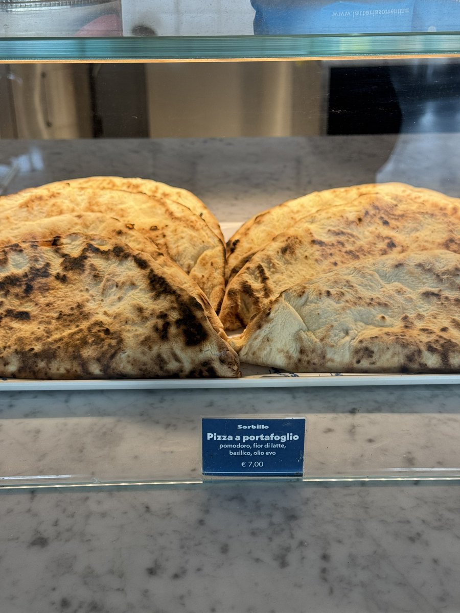La pizza a portafoglio a Napoli la compri per colmare lo stomaco dalla fame. Costava 1€. Oggi a Roma da Sorbillo in stazione la trovo a 7€ 😱 (e non è nemmeno calda).