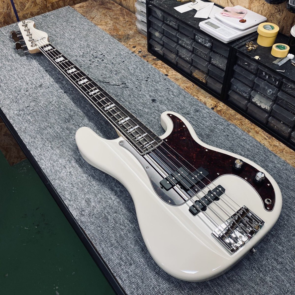 BlackSmokerInc's tweet photo. Black Smoker STD BETA-PJ5
Olympic white

#tradmaster #agedhfinish #blacksmoker
#BlackSmokerGuitar #originalpickups
#BlackSmokerBass #CustomGuitar #custombass #madeinjapan #rockbass #rockguitar #originalguitar
#originalbass #5stringsbass #japancustom https://t.co/2STlP0eG4Y