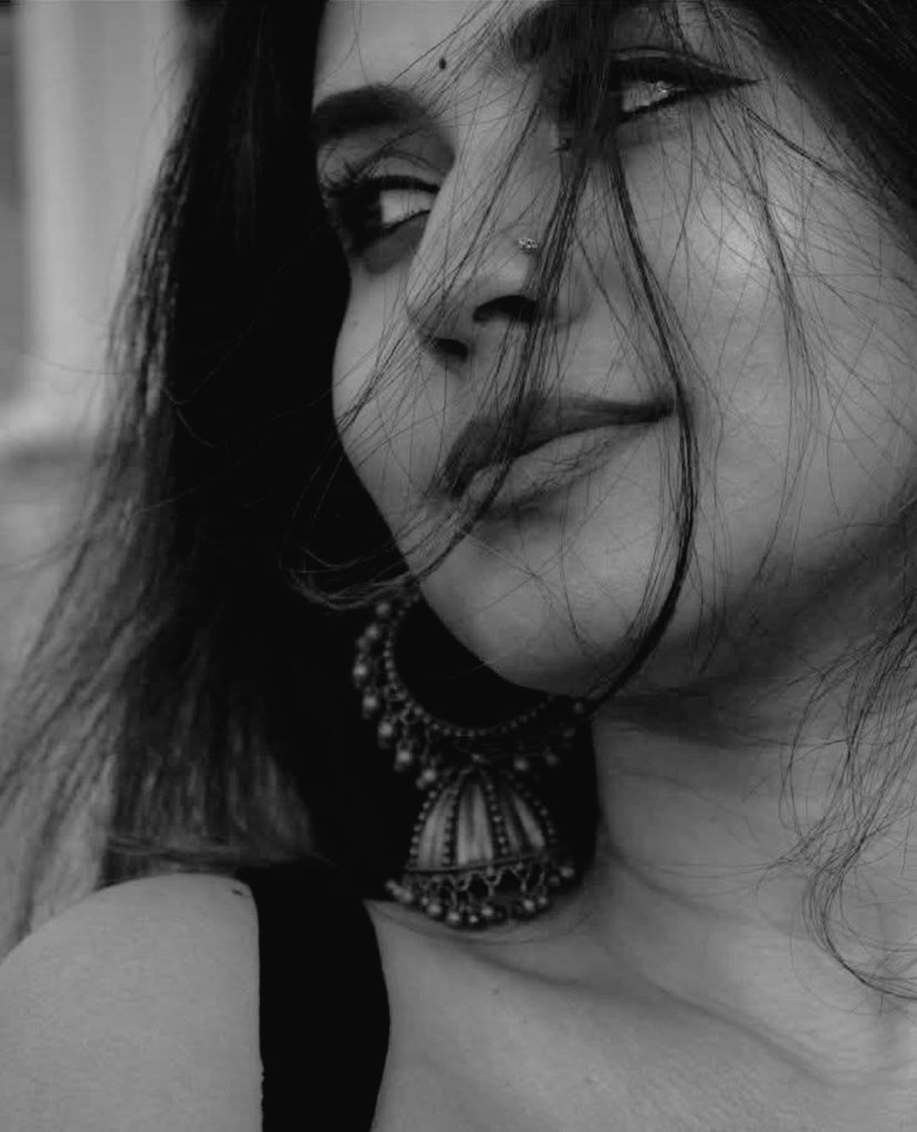 सर के बीचों-बीच बांट कर दो हिस्सों में,,,
तूने ज़ुल्फो को भी कश्मीर बना रखा है...!!

<a href="/NidhiJi__/">Nidhi ❤</a>