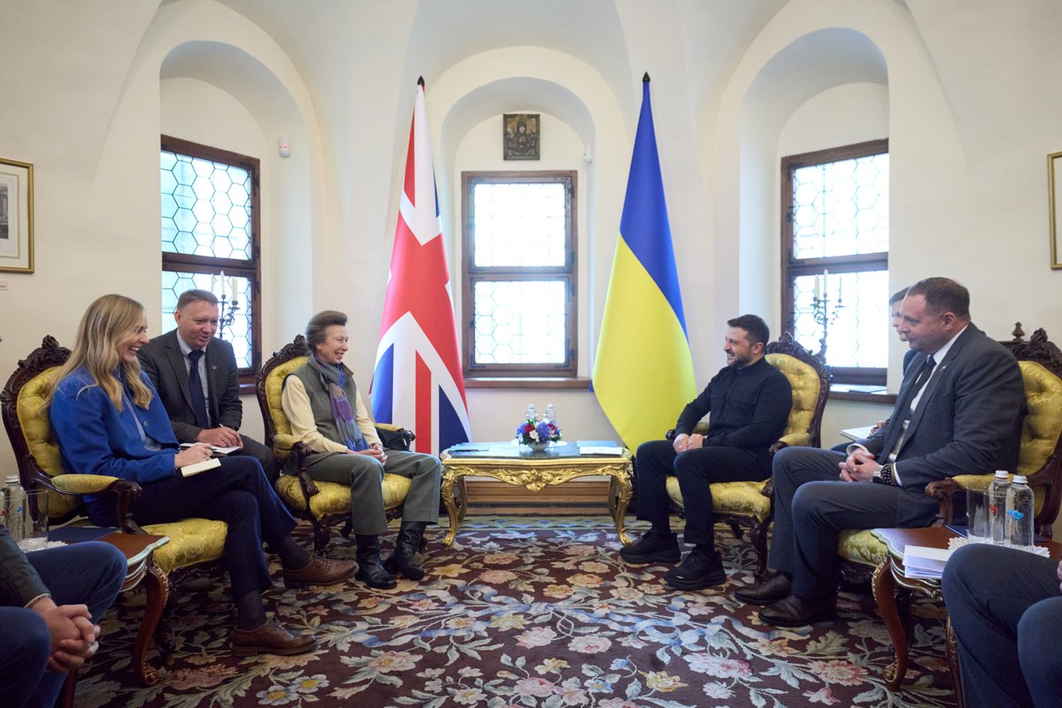 ZelenskyyUa's tweet photo. Зустрівся з Королівською принцесою Великої Британії Анною. Це перший візит Її Королівської Високості до України після нашої незалежності, і символічно, що наша зустріч відбулася в такому історичному місці, як Софія Київська.

Ключова тема нашої розмови – повернення українських дітей, яких викрала Росія. Запросив Її Високість взяти участь у наступному саміті Міжнародної коаліції за повернення українських дітей. Також обговорили реабілітацію наших воїнів і впровадження практик безбарʼєрності для повноцінної суспільної реінтеграції.

Я вдячний Її Королівській Високості за особливу увагу та підтримку України й наших людей. Дякую за зустріч і спілкування з дітьми, яких вдалося повернути, та нашими ветеранами. Дякую Сполученому Королівству за активну участь у роботі задля повернення всіх наших дітей додому.