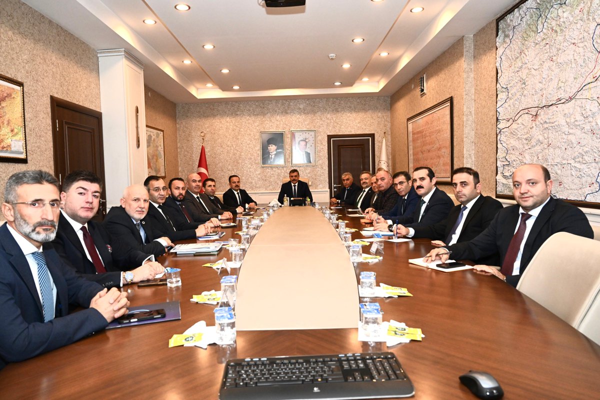 ETSO Başkanı Saim Özakalın, Model Fabrika Toplantısında!

TOBB Yönetim Kurulu Üyesi ve ETSO Başkanı Saim Özakalın, Erzurum Valisi Mustafa Çiftçi’nin başkanlığında düzenlenen “Model Fabrika Kurulumu” toplantısına katıldı.

Toplantıya;
🔹 Sanayi ve Teknoloji Bakanlığı Stratejik