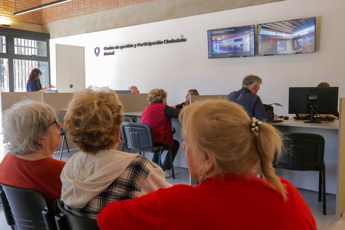 🏛️ La intendenta municipal, <a href="/mayrasmendoza/">Mayra Mendoza ☀️</a>, junto a la secretaria de Desarrollo Urbano y Obra Pública, <a href="/ceciliasoler_/">Ceci Soler</a>, inauguró el Centro de Gestión y Participación Ciudadana en #Bernal.

#SeguimosParaAdelante ☀️💜