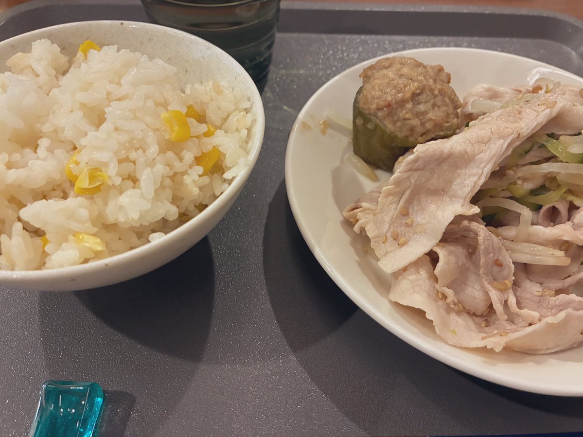 dyukio2's tweet image. 昨日は遅飯でコンビニ蕎麦と唐揚げに頼ってしまったので、今日は反省してちゃんとごはん。
冷しゃぶとコーンご飯でさっぱりリセット✨
とはいえ、やっぱりビールは欲しくなりますね🍺笑

#冷しゃぶ #コーンご飯 #晩ごはん #おうちごはん #リセットごはん #yukki80