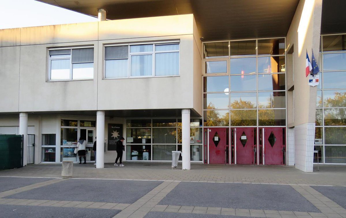 BastionMediaFR's tweet photo. 🚨🇫🇷 𝗔𝗟𝗘𝗥𝗧𝗘 𝗜𝗡𝗙𝗢 — Une VIOLENTE AGRESSION ANTISÉMITE s’est déroulée au lycée Martin Luther King, à Bussy-Saint-Georges, en Île-de-France.

Un élève de 16 ans a été ROUÉ DE COUPS par de nombreux individus qui l’avaient déjà insulté la veille en raison de sa confession juive. Pendant l’agression, les auteurs lui ont également VOLÉ son téléphone portable. 

Une plainte pour violences en réunion, vol et propos à caractère antisémite a été déposée. L’enquête est en cours pour identifier tous les agresseurs.

(Source : Europe 1)