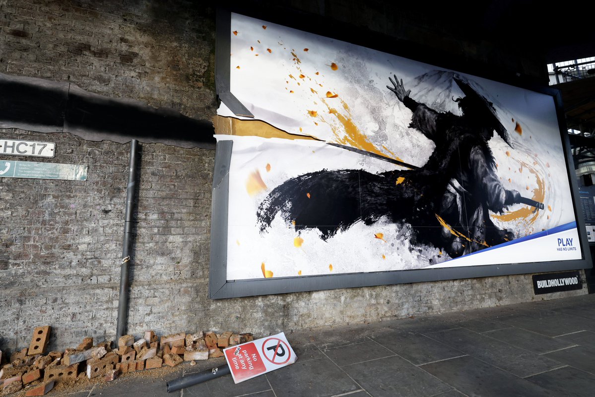 Londra'da asılan Ghost of Yotei reklamı. Afiş, duvar ve park işaretindeki kesik detaylarıyla oldukça ince düşünülmüş..