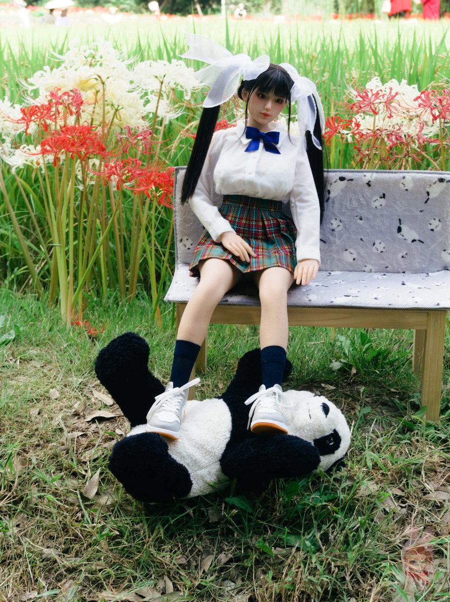 sionchandoll's tweet photo. 🐼 小奈美ちゃん、ぼくと付き合って~~🙏
小菜美 いやぁ~~~~🫸🐼 ド~ン💥
🐼 うわぁぁぁぁ~~💦💦
小菜美 踏み台くらいな使ってあげてもいいわよ😼
🐼 あ、ありがとうございます(ハアハア)💕💕
#team70 #70cmdoll https://t.co/nnO1KCA8yb