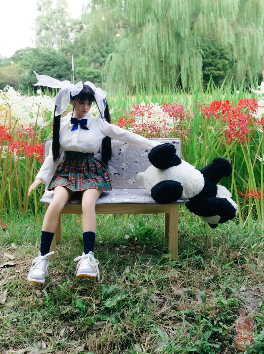 sionchandoll's tweet photo. 🐼 小奈美ちゃん、ぼくと付き合って~~🙏
小菜美 いやぁ~~~~🫸🐼 ド~ン💥
🐼 うわぁぁぁぁ~~💦💦
小菜美 踏み台くらいな使ってあげてもいいわよ😼
🐼 あ、ありがとうございます(ハアハア)💕💕
#team70 #70cmdoll https://t.co/nnO1KCA8yb