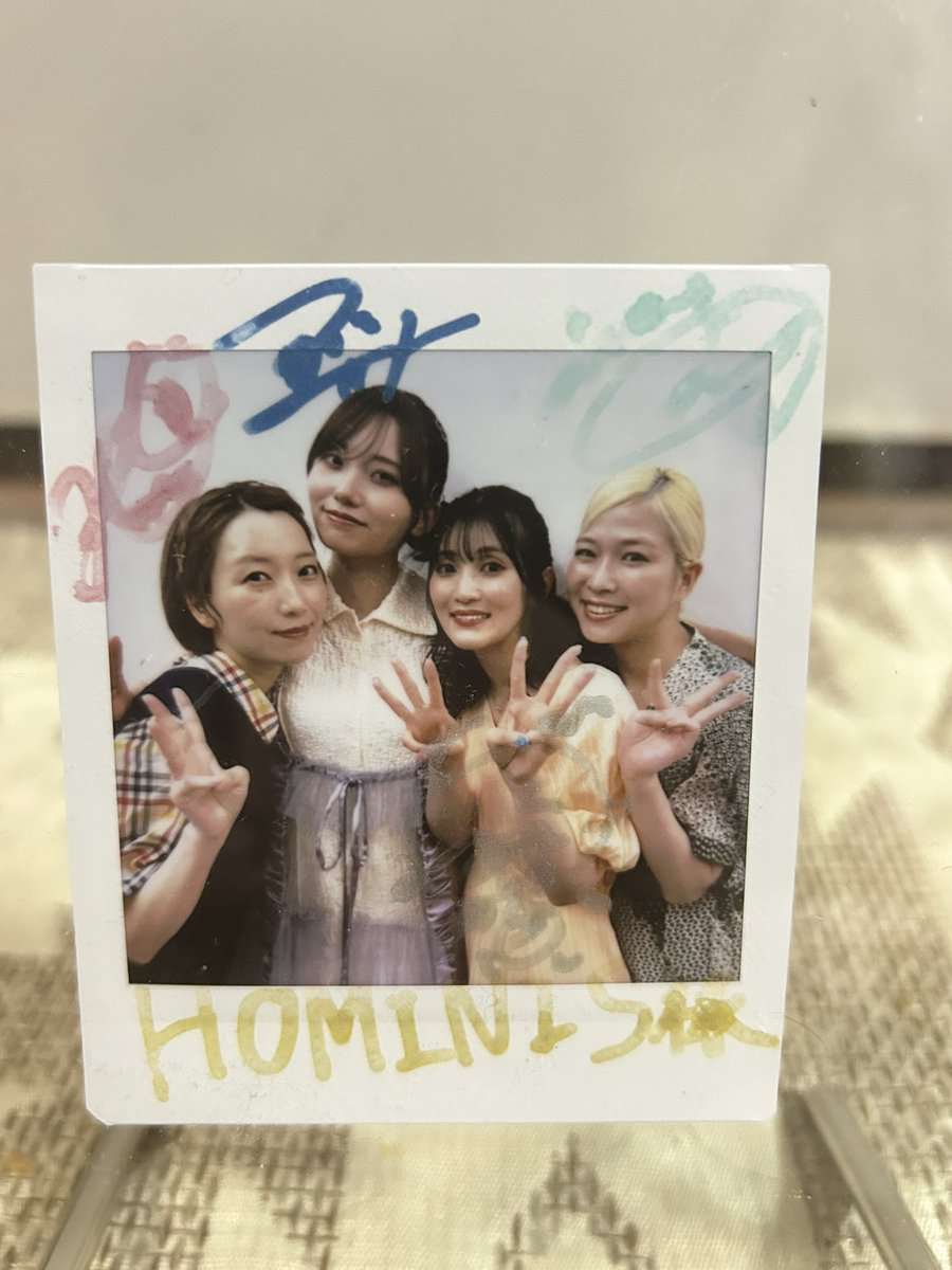 KKKamaguriXX's tweet image. 当選したサイン入りチェキが、無事に届きました。
ありがとうございます。
家宝にします。
#ホミニス　＃帝乃三姉妹