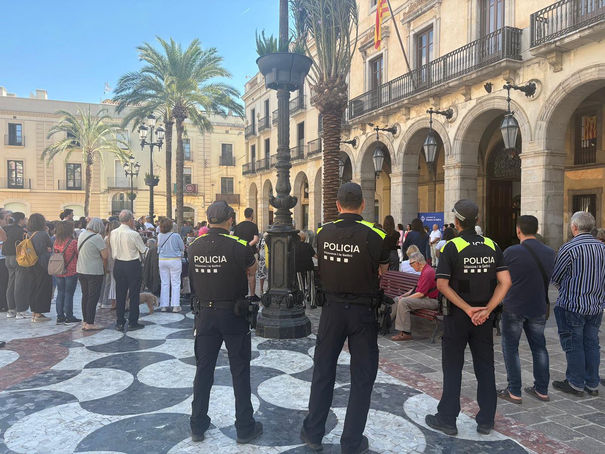 Policia Local Vilanova i la Geltrú ◼ ◼ ◼ ◼ (@plvng) on Twitter photo 👵👴 Avui, #DiaInternacionalGentGran, ens sumem al manifest per una societat lliure d’edatisme.
Des de la @plvng defensem la dignitat, el respecte i la seguretat de les persones grans. 💙🚓
#GentGran #VNG #PerUnaSocietatLliureDEdatisme 👵👴 Avui, #DiaInternacionalGentGran, ens sumem al manifest per una societat lliure d’edatisme.
Des de la @plvng defensem la dignitat, el respecte i la seguretat de les persones grans. 💙🚓
#GentGran #VNG #PerUnaSocietatLliureDEdatisme