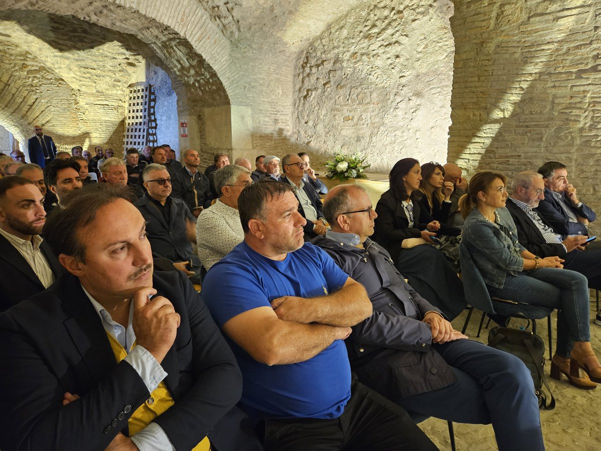 fai_cisl's tweet photo. #1ottobre, il Segretario Generale @OnofrioRota conclude l'iniziativa sulla #forestazione organizzata dalla #FaiCisl #Campania: “Il rinnovo del #CCNL nazionale, scaduto il 31 dicembre scorso, è la priorità in questa fase; come Fai siamo al tavolo di trattativa per ottenere aumenti del #salario, tutele, #welfare integrativo, potenziamento della #bilateralità, maggiore #sicurezza per le nostre “tute verdi”.