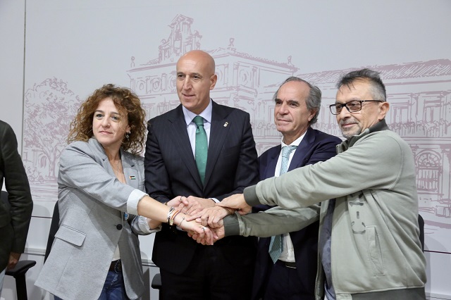 Ayuntamiento de León (@leonayto) on Twitter photo El alcalde, José Antonio Diez <a href="/JADIEZLEON/">JADiez / ❤️ 🦁</a> , ha firmado con sindicatos y patronal un acuerdo en el marco del Diálogo Social que, para el alcalde, es “una herramienta fundamental para la mejora de la atención a la ciudadanía desde la colaboración y la estrategia consensuada". El alcalde, José Antonio Diez <a href="/JADIEZLEON/">JADiez / ❤️ 🦁</a> , ha firmado con sindicatos y patronal un acuerdo en el marco del Diálogo Social que, para el alcalde, es “una herramienta fundamental para la mejora de la atención a la ciudadanía desde la colaboración y la estrategia consensuada".