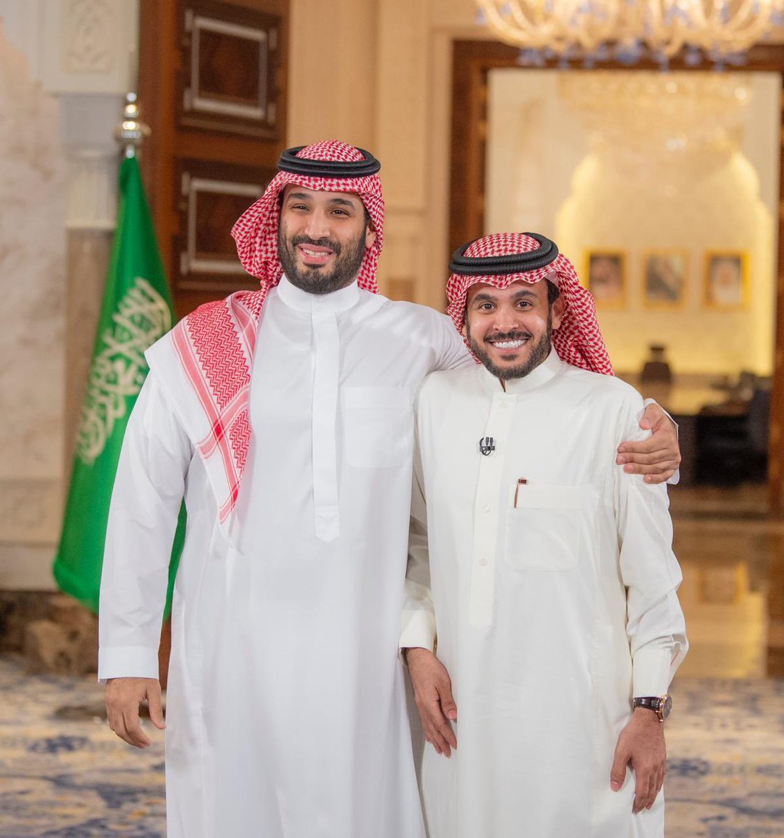 حضور عبدالله المديفر <a href="/almodifer/">عبدالله المديفر</a> يعني أن الحوار الجاد يستعيد موقعه في الساحة، وأن الكلمة تعود لتقود التأثير لا أن تتبعه.

في تجربته نرى كيف يصنع الإعلامي منبرًا للفكر والثقافة والسياسة معًا، وكيف يترك وراءه أثرًا يتجاوز زمن الحلقة والتاريخ.

تعظيم سلام للكابتن الجميل♥️