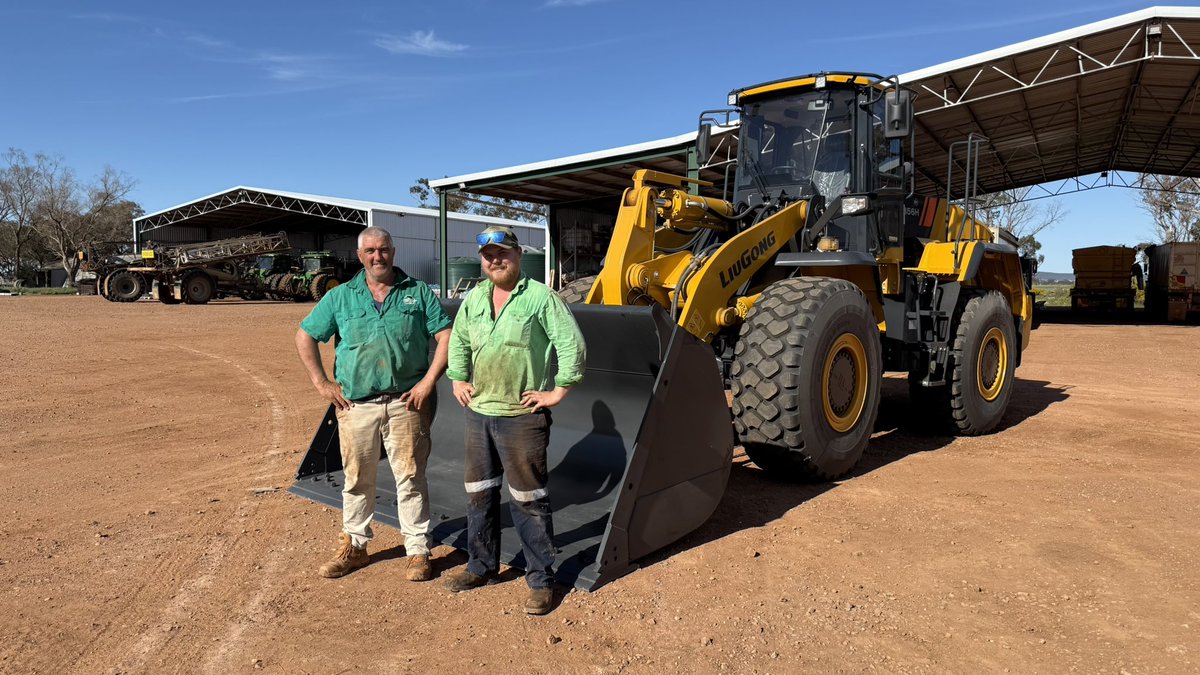 Rob Haddrill from Naradhan took delivery of his new LIUGONG 856HX wheel loader today.

This is Rob’s second LIUGONG wheel loader with his original 2007 machine still going strong!

Value for money, trusted Cummins power plant &amp; ZF transmission are things that tick the boxes for