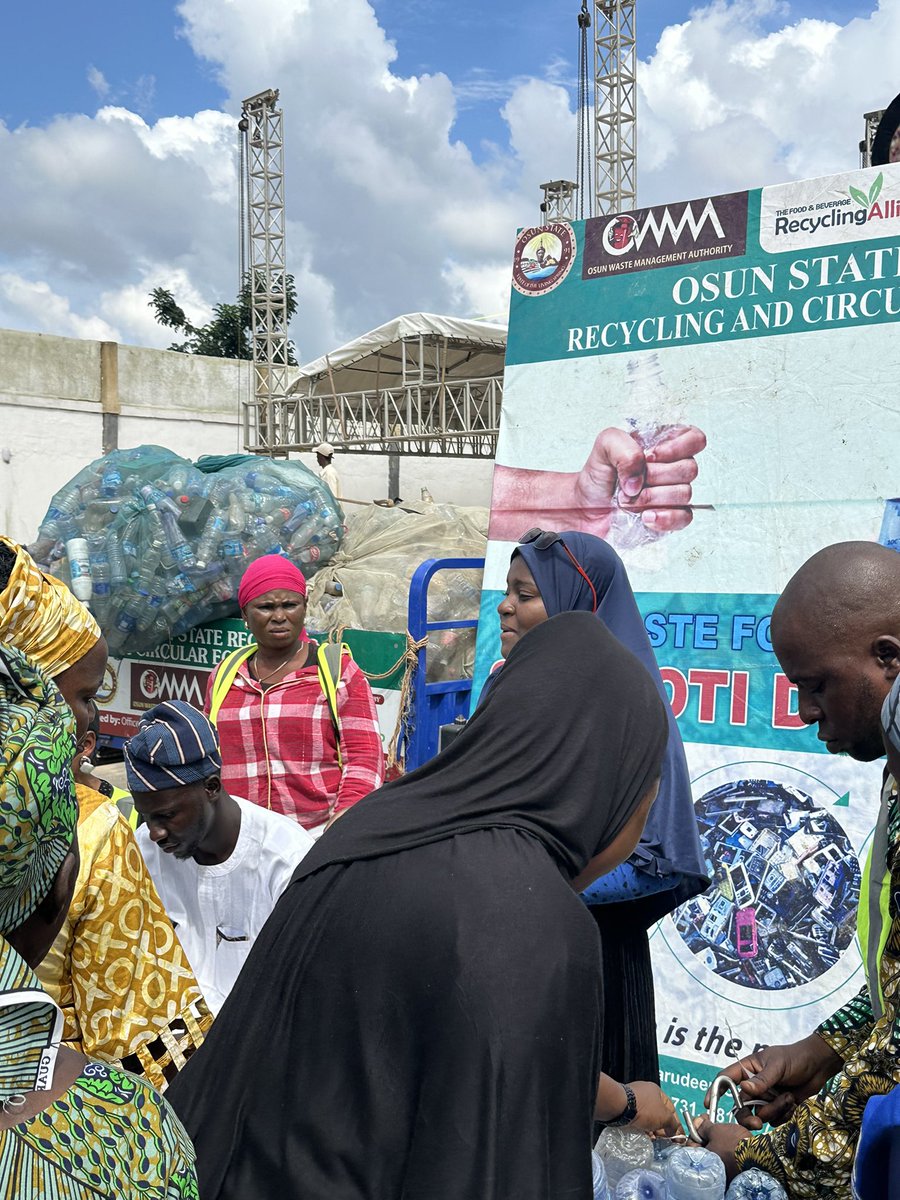 mistygabs's tweet image. How I Made ₦4,500 in Under 3 Hours from Plastic Waste as a Broker

I never imagined I could make ₦4500 in less than 3 hours, not from a job, but from plastic waste

It happened at the Cleanup Festival, organized by the SSA to the Osun State Governor on Sanitation @pelumi__ojo