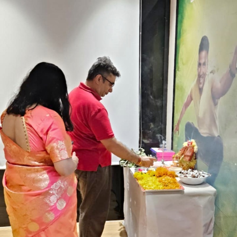 GOQii's tweet image. Our Dussehra celebrations were a blend of tradition &amp;amp; team spirit as we came together for a heartfelt Aarti, followed by a Garba celebration. 

The highlight was our charity auction for healthy products, with all proceeds going to a great cause. 🙏💃

#CompanyCulture #Dussehra