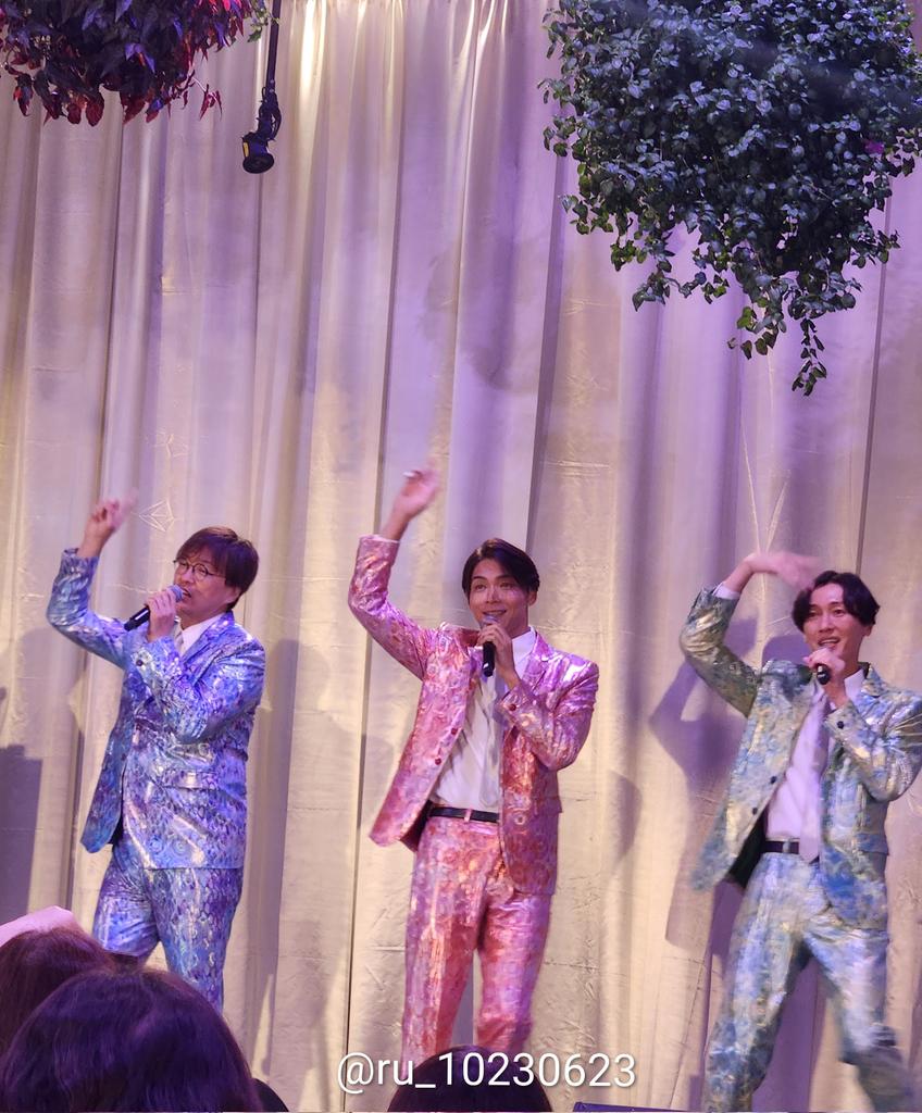 ru_10230623's tweet photo. 最近ディズニーランドとか行ってる?ってリーダーに話ふられて、
翔ちゃん 去年奥さまと一緒に行ったって💚
誰と?って聞かれて、
「妻と」って♡
REALITY1.0 聴けて嬉しかった☺️💓
ダンスも可愛かった♡
#純烈
#後上翔太
#HANA・BIYORI
#REALITY10 https://t.co/vwJwd1ZuIw