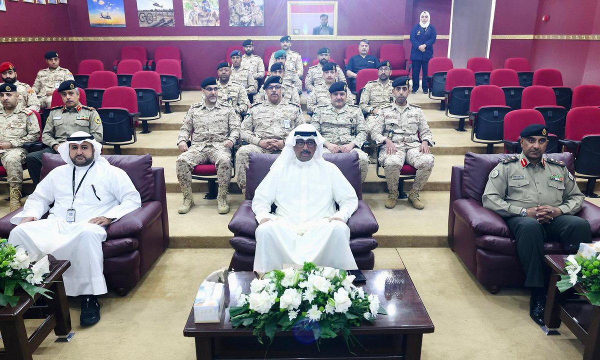 KuwaitArmyGHQ's tweet photo. زيارة معالي #وزير_الدفاع إلى المجمع الطبي العسكري الشمالي
 
قام معالي وزير الدفاع الشيخ عبدالله علي عبدالله السالم الصباح ، بزيارة صباح اليوم الى مديرية طبابة المنطقة الشمالية (المجمع الطبي العسكري الشمالي) ، حيث كان في استقباله لحظة وصوله مدير مديرية طبابة المنطقة الشمالية العميد طبيب دكتور نواف جندول الدوسري وعدد من ضباط المديرية .
 
وفي مستهل الزيارة استمع معاليه إلى إيجازٍ شامل حول مهام المديرية وواجباتها ودورها في رفع كفاءة الخدمات الصحية، وتعزيز برامج الرعاية والعلاج والوقاية، بما يسهم في الحفاظ على صحة وسلامة منتسبي الجيش وذويهم.

كما قام معالي وزير الدفاع بجولةٍ شملت عدداً من مرافق المديرية ومنها شعبة طب الأسنان و السجلات الطبية بالاضافة إلى العيادات الخارجية ،اطلع خلالها على سير العمل وآلية تقديم الخدمات الطبية والوقائية، وما تضمه المديرية من تجهيزات وإمكانات طبية متطورة.

وفي ختام الزيارة أشاد معاليه بالجهود الكبيرة التي يبذلها العاملون في مديرية طبابة المنطقة الشمالية (المجمع الطبي العسكري الشمالي)، وعلى ما يقومون به من عمل إنساني ورسالة سامية في خدمة منتسبي الجيش وذويهم ، مثمناً عطائهم المخلص وجهودهم الحثيثة في خدمة الوطن ، مؤكدا حرصه على دعم وتطوير القطاع الطبي العسكري بما يواكب أحدث المعايير الطبية.

رافق معاليه خلال الزيارة سعادة #وكيل_وزارة_الدفاع الشيخ الدكتور عبدالله مشعل الصباح .

#الجيش_الكويتي
#هيئة_الخدمات_الطبية