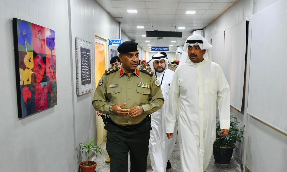 KuwaitArmyGHQ's tweet photo. زيارة معالي #وزير_الدفاع إلى المجمع الطبي العسكري الشمالي
 
قام معالي وزير الدفاع الشيخ عبدالله علي عبدالله السالم الصباح ، بزيارة صباح اليوم الى مديرية طبابة المنطقة الشمالية (المجمع الطبي العسكري الشمالي) ، حيث كان في استقباله لحظة وصوله مدير مديرية طبابة المنطقة الشمالية العميد طبيب دكتور نواف جندول الدوسري وعدد من ضباط المديرية .
 
وفي مستهل الزيارة استمع معاليه إلى إيجازٍ شامل حول مهام المديرية وواجباتها ودورها في رفع كفاءة الخدمات الصحية، وتعزيز برامج الرعاية والعلاج والوقاية، بما يسهم في الحفاظ على صحة وسلامة منتسبي الجيش وذويهم.

كما قام معالي وزير الدفاع بجولةٍ شملت عدداً من مرافق المديرية ومنها شعبة طب الأسنان و السجلات الطبية بالاضافة إلى العيادات الخارجية ،اطلع خلالها على سير العمل وآلية تقديم الخدمات الطبية والوقائية، وما تضمه المديرية من تجهيزات وإمكانات طبية متطورة.

وفي ختام الزيارة أشاد معاليه بالجهود الكبيرة التي يبذلها العاملون في مديرية طبابة المنطقة الشمالية (المجمع الطبي العسكري الشمالي)، وعلى ما يقومون به من عمل إنساني ورسالة سامية في خدمة منتسبي الجيش وذويهم ، مثمناً عطائهم المخلص وجهودهم الحثيثة في خدمة الوطن ، مؤكدا حرصه على دعم وتطوير القطاع الطبي العسكري بما يواكب أحدث المعايير الطبية.

رافق معاليه خلال الزيارة سعادة #وكيل_وزارة_الدفاع الشيخ الدكتور عبدالله مشعل الصباح .

#الجيش_الكويتي
#هيئة_الخدمات_الطبية