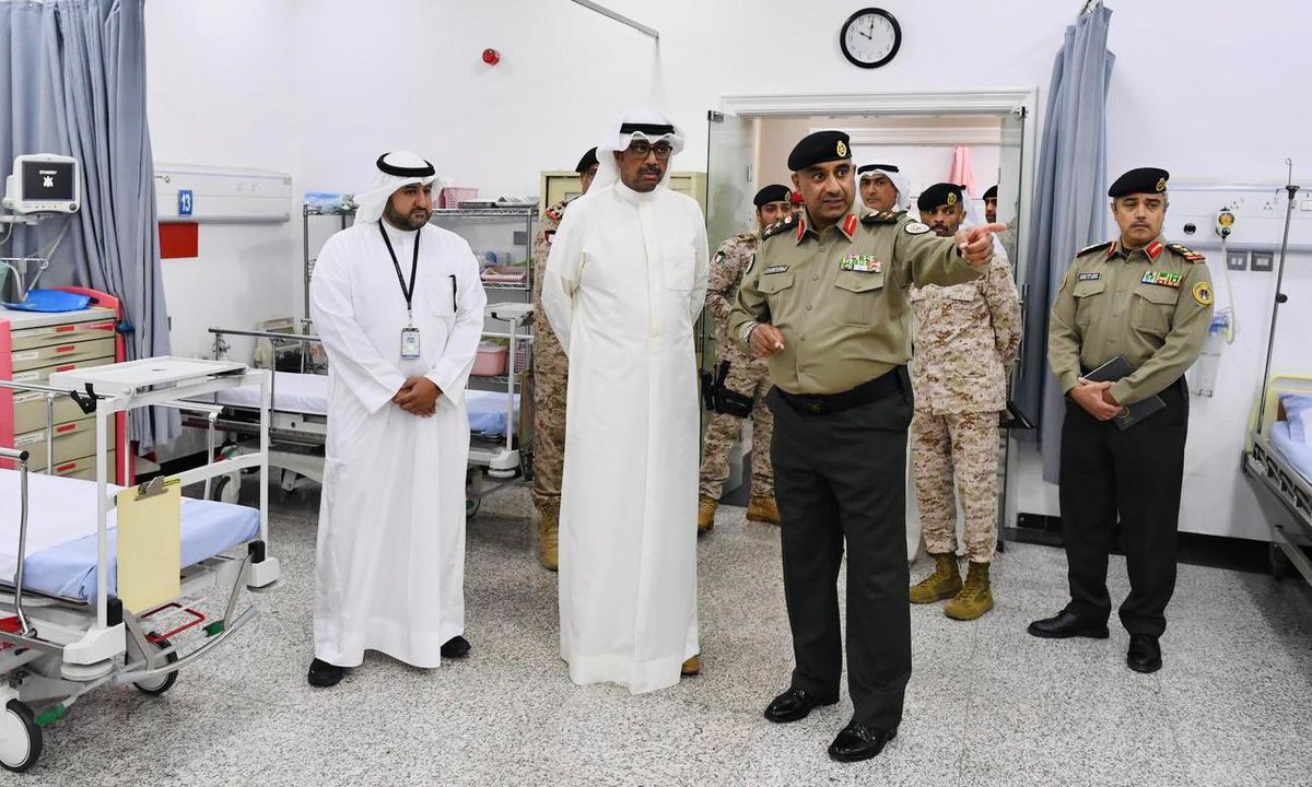 KuwaitArmyGHQ's tweet photo. زيارة معالي #وزير_الدفاع إلى المجمع الطبي العسكري الشمالي
 
قام معالي وزير الدفاع الشيخ عبدالله علي عبدالله السالم الصباح ، بزيارة صباح اليوم الى مديرية طبابة المنطقة الشمالية (المجمع الطبي العسكري الشمالي) ، حيث كان في استقباله لحظة وصوله مدير مديرية طبابة المنطقة الشمالية العميد طبيب دكتور نواف جندول الدوسري وعدد من ضباط المديرية .
 
وفي مستهل الزيارة استمع معاليه إلى إيجازٍ شامل حول مهام المديرية وواجباتها ودورها في رفع كفاءة الخدمات الصحية، وتعزيز برامج الرعاية والعلاج والوقاية، بما يسهم في الحفاظ على صحة وسلامة منتسبي الجيش وذويهم.

كما قام معالي وزير الدفاع بجولةٍ شملت عدداً من مرافق المديرية ومنها شعبة طب الأسنان و السجلات الطبية بالاضافة إلى العيادات الخارجية ،اطلع خلالها على سير العمل وآلية تقديم الخدمات الطبية والوقائية، وما تضمه المديرية من تجهيزات وإمكانات طبية متطورة.

وفي ختام الزيارة أشاد معاليه بالجهود الكبيرة التي يبذلها العاملون في مديرية طبابة المنطقة الشمالية (المجمع الطبي العسكري الشمالي)، وعلى ما يقومون به من عمل إنساني ورسالة سامية في خدمة منتسبي الجيش وذويهم ، مثمناً عطائهم المخلص وجهودهم الحثيثة في خدمة الوطن ، مؤكدا حرصه على دعم وتطوير القطاع الطبي العسكري بما يواكب أحدث المعايير الطبية.

رافق معاليه خلال الزيارة سعادة #وكيل_وزارة_الدفاع الشيخ الدكتور عبدالله مشعل الصباح .

#الجيش_الكويتي
#هيئة_الخدمات_الطبية
