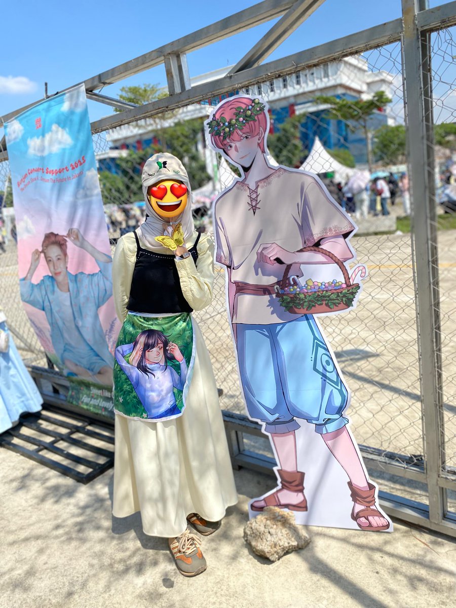 yoruinapril's tweet image. bisa-bisanya banner di belakang aku ga foto😭😭😭
butt tetap happy kiyowo bisa take a memorise bersama bahagiaku💛🤏