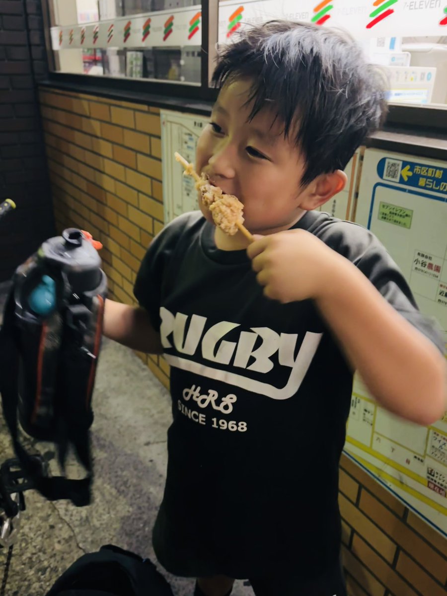 gachi1127's tweet photo. ラグビー練習後のからあげ棒。

今日もおつかれさま。

#キノコ次男
#ラグビー少年 https://t.co/lzDwdRiv2T