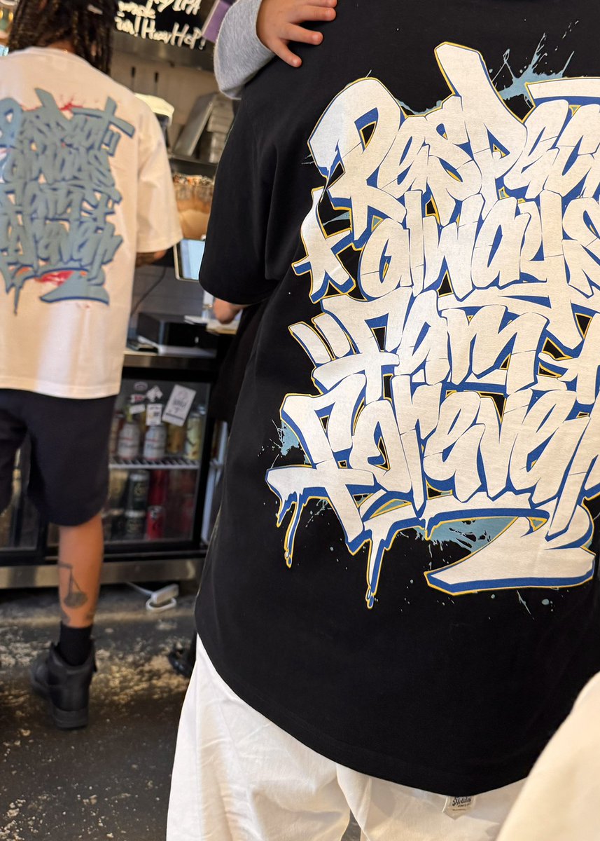 kmtk8891's tweet photo. Livepaint + T-shirt print design
2025.9.23 
"BSC 10th ANNIVERSARY" at WILLIE's
BARBER STYLE CLUB 10周年パーティーにてライブペイントで参加させていただきました
また記念Tシャツのプリントデザインも担当させていただきました事重ねて感謝を申し上げます
Big salute on 10 years strong‼︎ https://t.co/TH5E9bzBwD