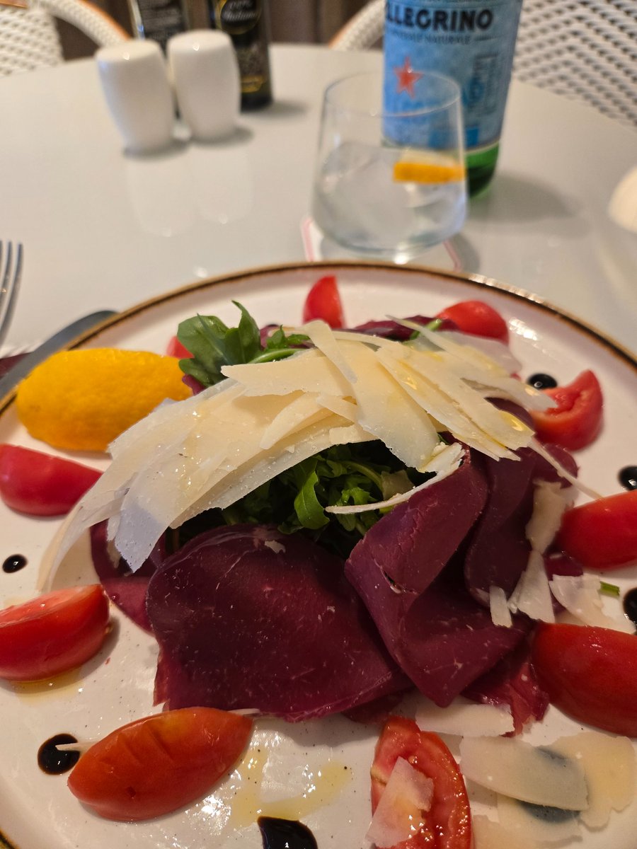 Beef carpaccio with rocket, tomatoes and parmesan for lunch!
