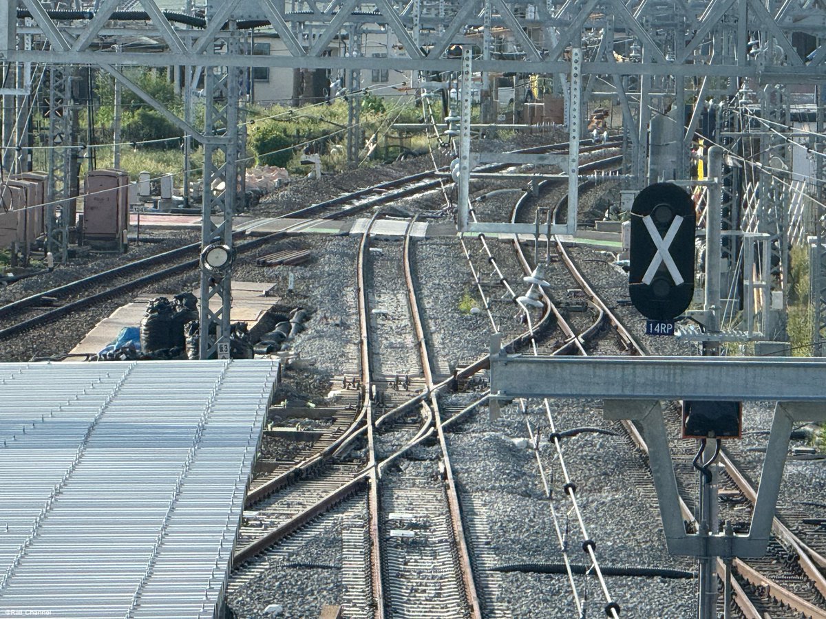 Rail_Channel's tweet photo. 2025.9.30 #春日部 駅 高架化工事。上り本線から下り4番(副1)への渡り線が使用停止に。レールは切られ、新・下り4番(副1)へ接続。ダイナミックな転線は9/26の #207F 出場試運転が最後だったかも知れませんね。ちなみに東急車もダイヤ乱れで渡ったことがあります。2月でしたが、行き先は春日部が出せず無表示
#8000系 #8163F #スカイツリーライン #野田線 #アーバンパークライン #2020系 #2132F #田園都市線