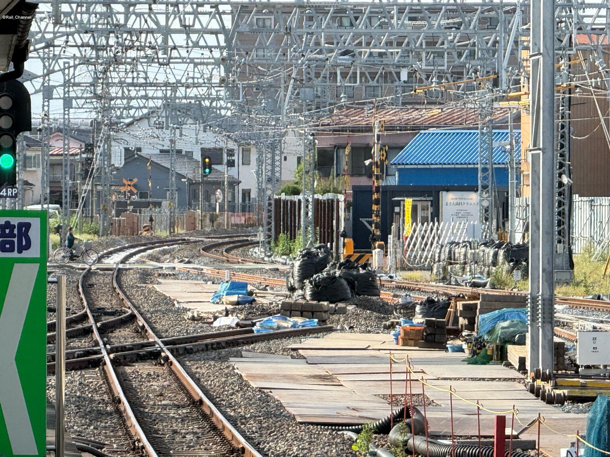 Rail_Channel's tweet photo. 2025.9.30 #春日部 駅 高架化工事。上り本線から下り4番(副1)への渡り線が使用停止に。レールは切られ、新・下り4番(副1)へ接続。ダイナミックな転線は9/26の #207F 出場試運転が最後だったかも知れませんね。ちなみに東急車もダイヤ乱れで渡ったことがあります。2月でしたが、行き先は春日部が出せず無表示
#8000系 #8163F #スカイツリーライン #野田線 #アーバンパークライン #2020系 #2132F #田園都市線