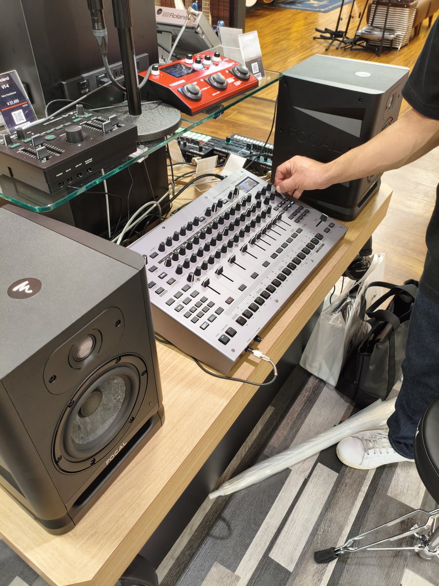 TR-1000、近所の楽器屋さんで展示始まったので、見てきた。
なんか凄そう。
#Roland
