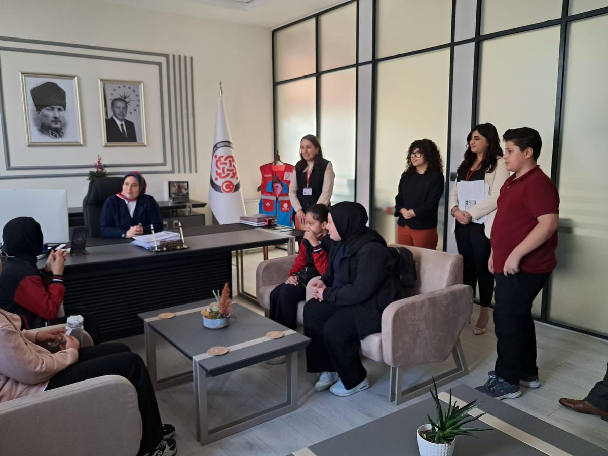 YenimahalleSydv's tweet photo. Yenimahalle Kaymakamlığı himayelerinde Açık Kapı Birimi tarafından koordine edilen "Kurumlarımızı Tanıyalım" Projesi kapsamında Alaeddin Özdenören İmam Hatip Ortaokulu öğrencilerini ağırladık, işleyiş hakkında bilgilendirdik. @tcailesosyal @MahinurOzdemir @ashb_sygm @TR_Yenimahalle @T_Kurtbeyoglu @OzgeYILMAZ06