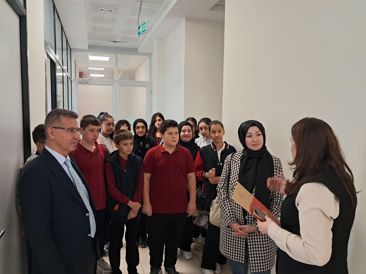 YenimahalleSydv's tweet photo. Yenimahalle Kaymakamlığı himayelerinde Açık Kapı Birimi tarafından koordine edilen "Kurumlarımızı Tanıyalım" Projesi kapsamında Alaeddin Özdenören İmam Hatip Ortaokulu öğrencilerini ağırladık, işleyiş hakkında bilgilendirdik. @tcailesosyal @MahinurOzdemir @ashb_sygm @TR_Yenimahalle @T_Kurtbeyoglu @OzgeYILMAZ06