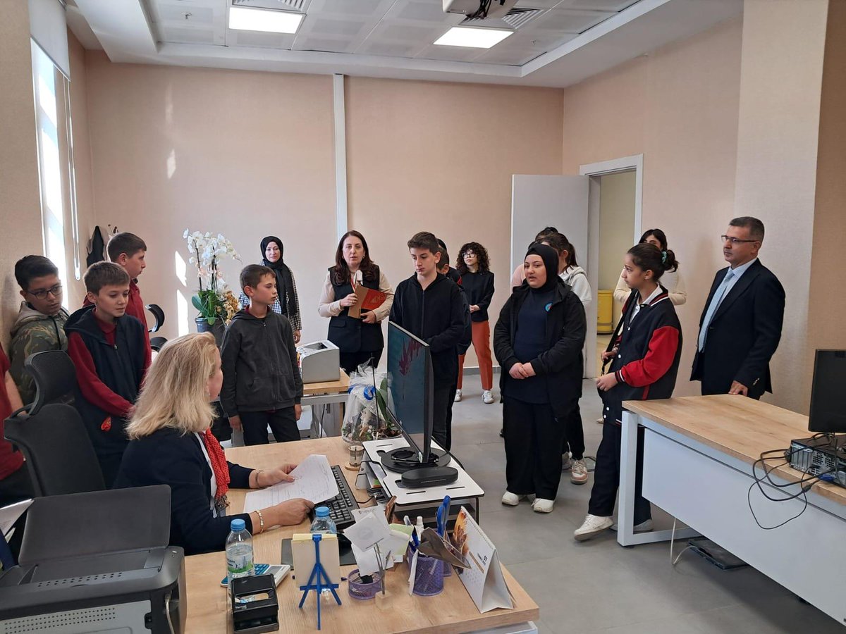 YenimahalleSydv's tweet photo. Yenimahalle Kaymakamlığı himayelerinde Açık Kapı Birimi tarafından koordine edilen "Kurumlarımızı Tanıyalım" Projesi kapsamında Alaeddin Özdenören İmam Hatip Ortaokulu öğrencilerini ağırladık, işleyiş hakkında bilgilendirdik. @tcailesosyal @MahinurOzdemir @ashb_sygm @TR_Yenimahalle @T_Kurtbeyoglu @OzgeYILMAZ06