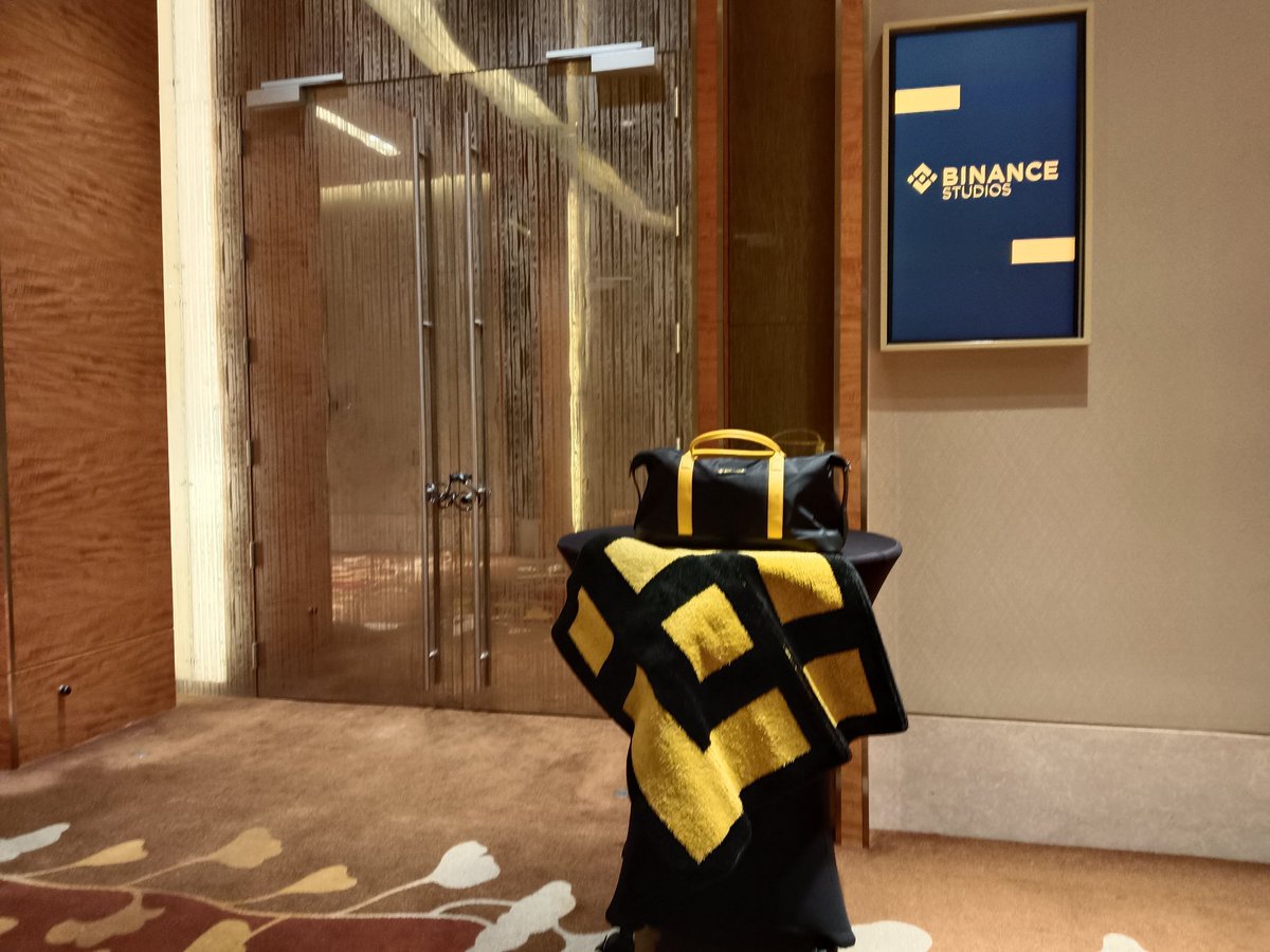 Alpha_AIbot's tweet image. 今天在Token2049会场发现BINANCE的一个神秘会场，是明天的会议，本想提前进去深入了解，给会务组友好请回。
大家猜到在会场哪里吗？是什么样的会议？
@BNBCHAINLABS 
@StarlinkXGlobal 
@MoneyGe888