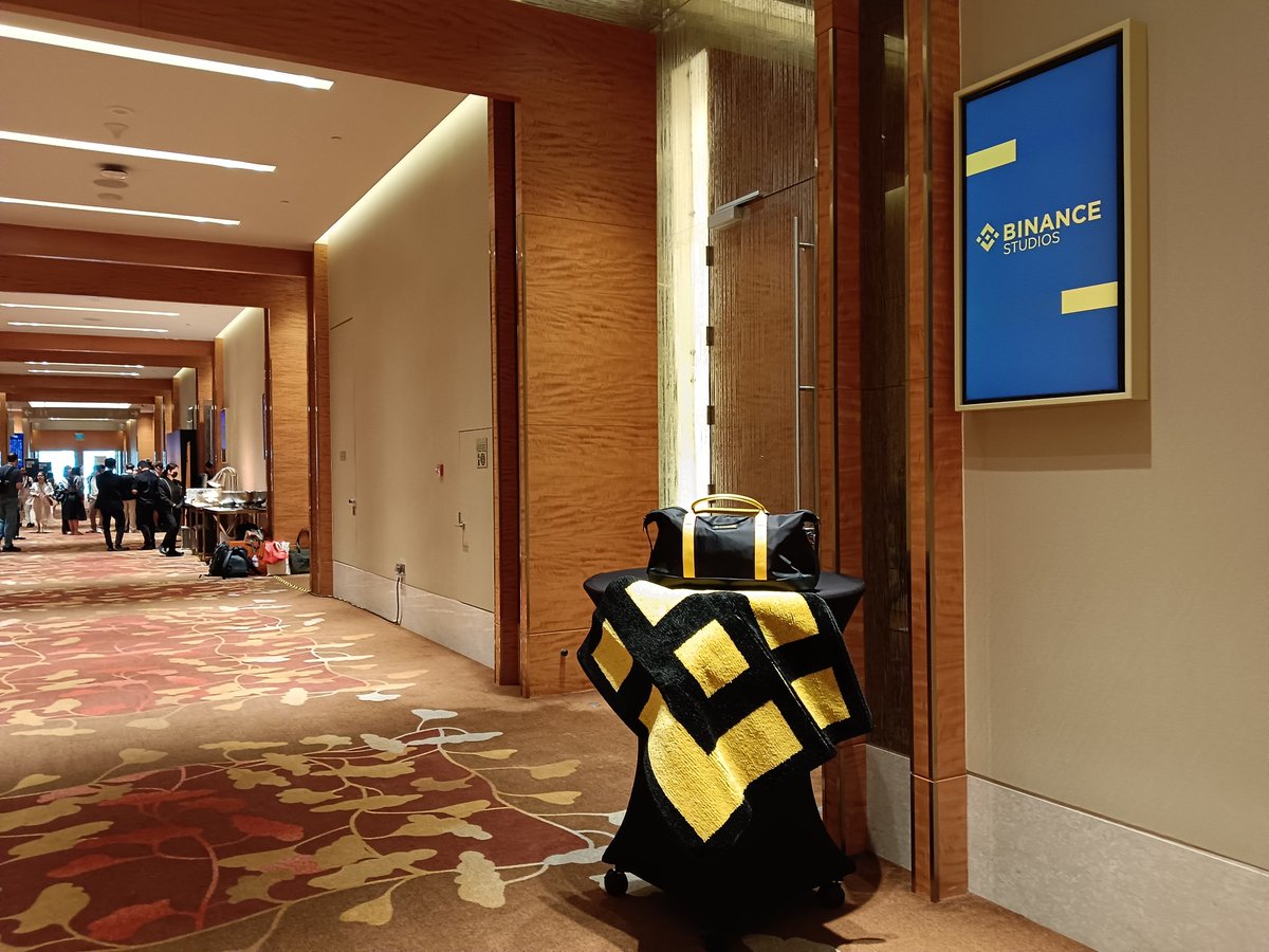 Alpha_AIbot's tweet image. 今天在Token2049会场发现BINANCE的一个神秘会场，是明天的会议，本想提前进去深入了解，给会务组友好请回。
大家猜到在会场哪里吗？是什么样的会议？
@BNBCHAINLABS 
@StarlinkXGlobal 
@MoneyGe888