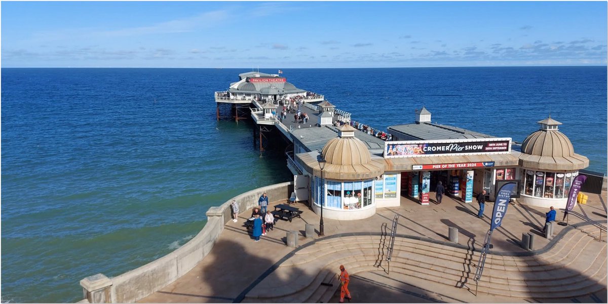 LeedSTUnited's tweet image. The famous #pier at #Cromer 💙💙💙 #NorthNorfolkCoast