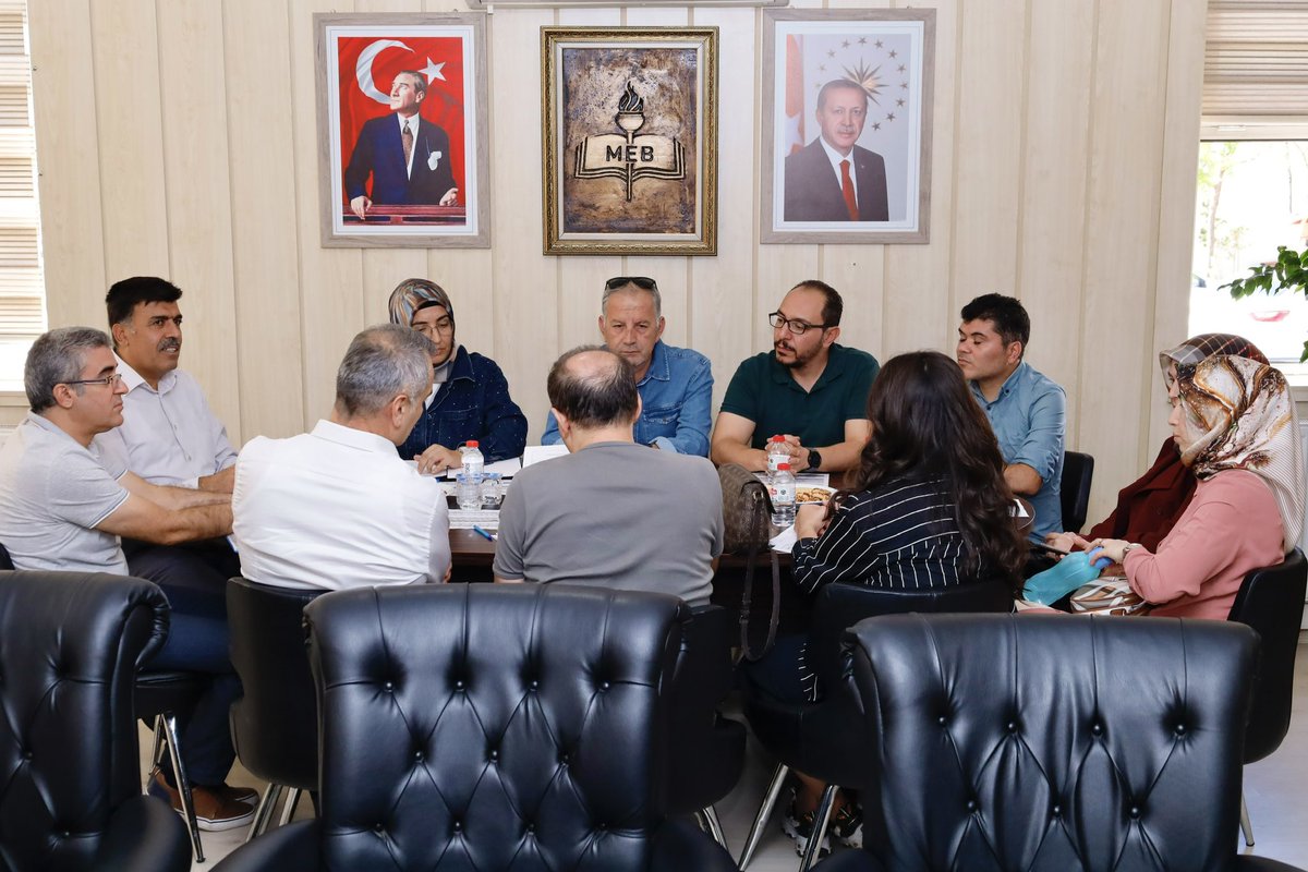 İlçe Millî Eğitim Müdürümüz Harun Kurt başkanlığında, Şube Müdürümüz Ramazan Sertpolat’ın katılımıyla gerçekleştirilen toplantıda, okullarımızda LGS başarısını artırmaya yönelik çalışmalar değerlendirildi.

📍 Kervan Pastanesi Turgut Pekel İHO
📍 Gazi Ortaokulu