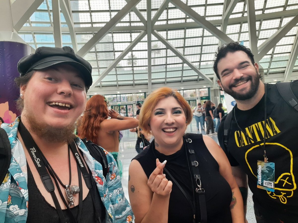 Some shots from day 1 of #LACC2025! Photography by our own @smutwithplot. 

andie_strange instagr.am/p/DPQd50slbAp/