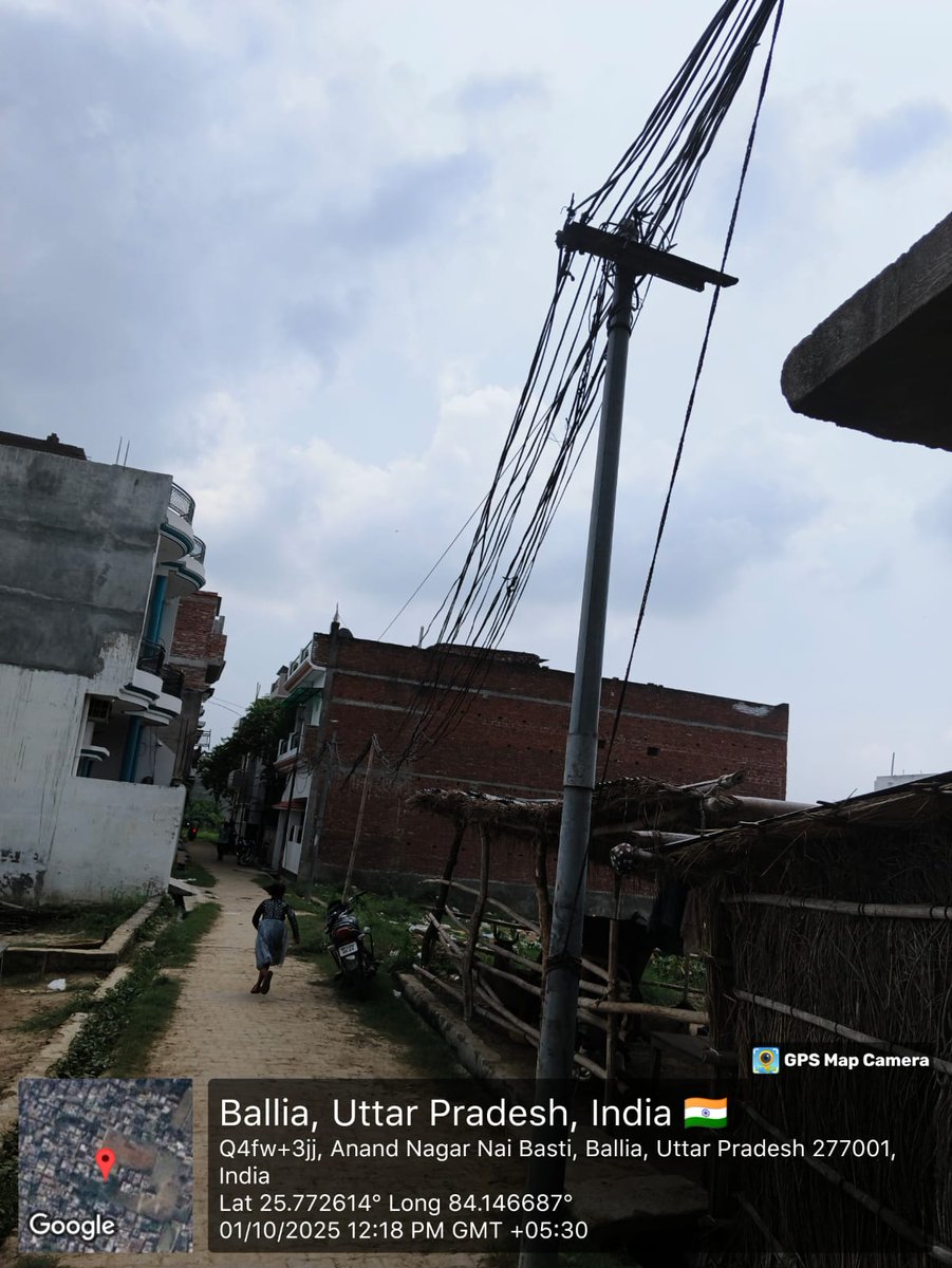 sranjan0305's tweet photo. @aksharmaBharat हमारे घर के सामने के DP से पूरे गली के लोगों का सप्लाई बिना किसी विद्युत खंभे के ले जाया गया है। इस गली में कम से कम ४ विद्युत पोल की आवश्यकता है। उपभोक्ताओं की केबल हमारे बाउंड्री वाल के लोहे के ग्रिल और टेलीफोन के खंभे के सहारे ले जाया गया है जो कि दुर्घटना को आमंत्रण दे रहा है https://t.co/yQ4nurjCT4