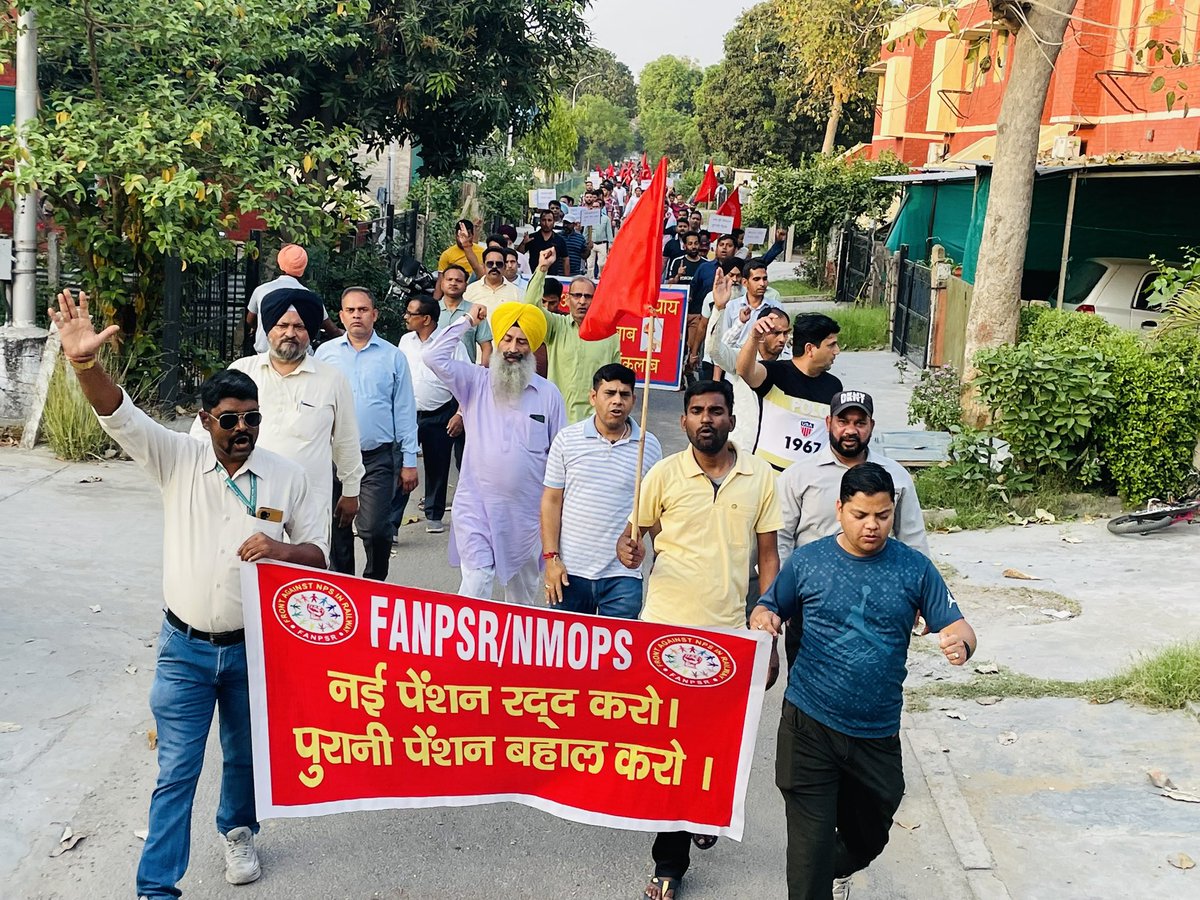 शिक्षक राष्ट्रनिर्माता होता है,TET लागू होने से पूर्व नियुक्त शिक्षकों पर TET अनिवार्यता थोपकर सरकार ने शिक्षकों को सड़क पर उतरने को मजबूर कर दिया है
#NoNPS_NoUPS_OnlyOPS 
#NoTET_BeforeRTE
<a href="/PMOIndia/">PMO India</a> <a href="/rashtrapatibhvn/">President of India</a>
<a href="/RahulGandhi/">Rahul Gandhi</a> <a href="/myogiadityanath/">Yogi Adityanath</a>
<a href="/dpradhanbjp/">Dharmendra Pradhan</a> <a href="/vijaykbandhu/">Vijay Kumar Bandhu</a>