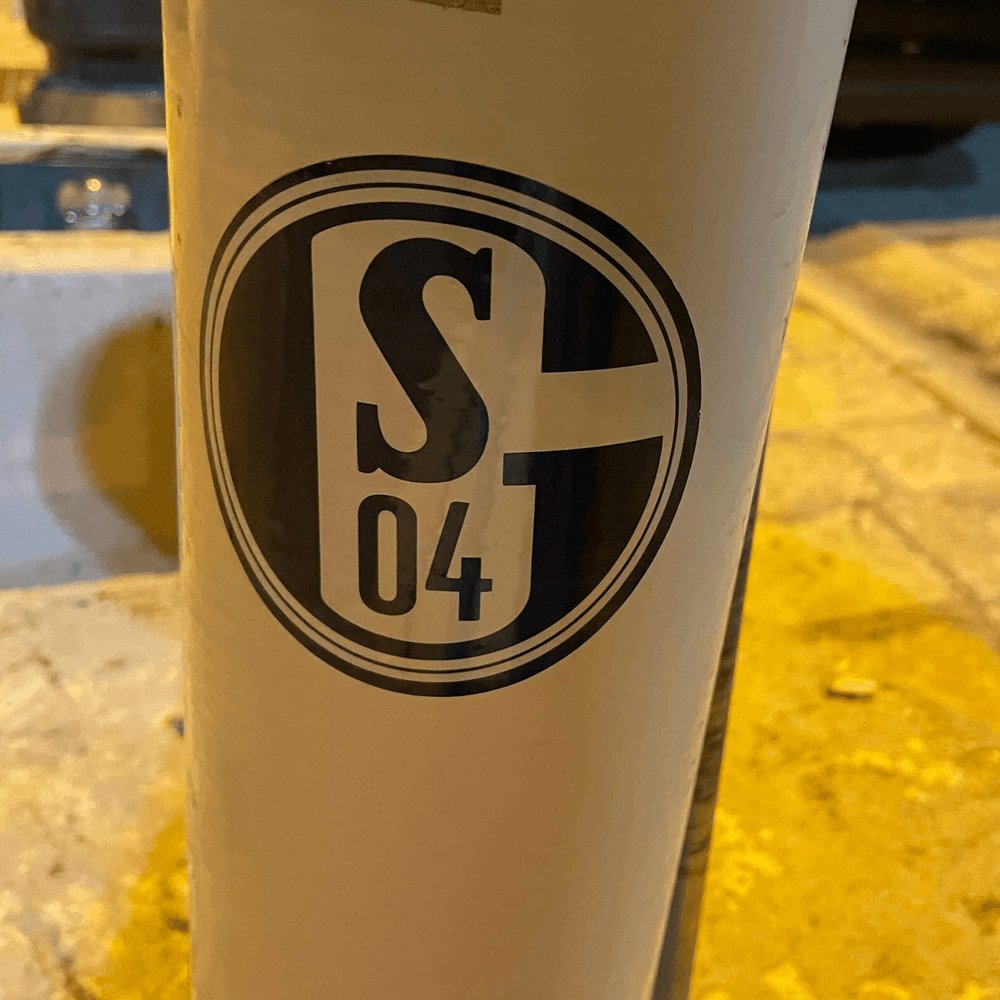 StickerHunting's tweet photo. 🇩🇪 FC Schalke 04
✅ Budva, Montenegro
⚽️ Their miners' roots are deeply ingrained in the club's identity.
#️⃣ #S04 #Schalke04 #ForzaSchalke #DieKnappen #2Bundesliga https://t.co/v6BHkjzpB6