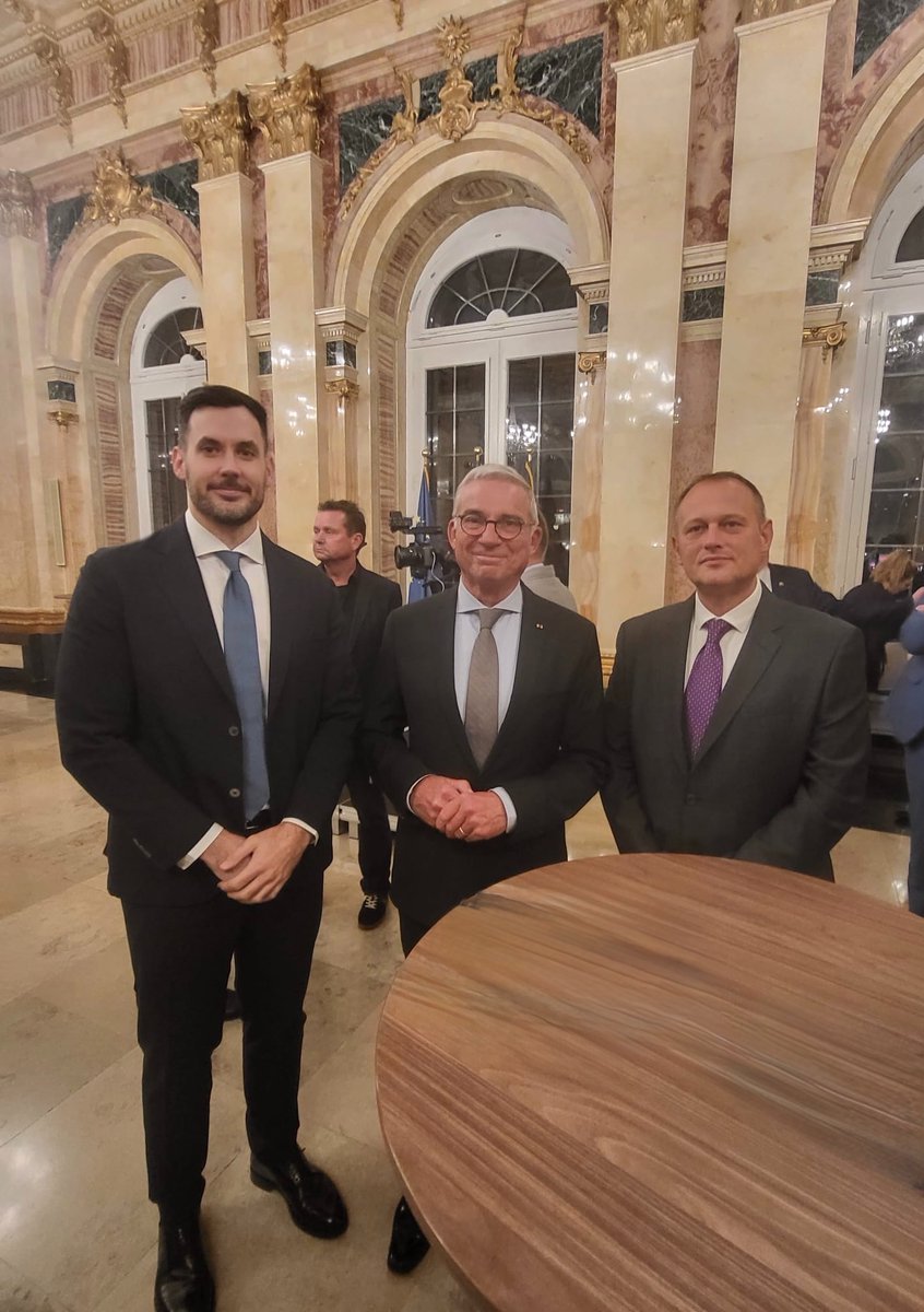 SRBinStuttgart's tweet photo. Генерални конзул 🇷🇸 у Штутгарту г. Драган Димитријевић на годишњем пријему за оружане снаге стациониране у Баден-Виртембергу, сусрео се са замеником председника покрајинске владе и министром унутрашњих послова Баден-Виртемберга г. Штробл Томасом.🇩🇪 https://t.co/bGxq4MCdEg
